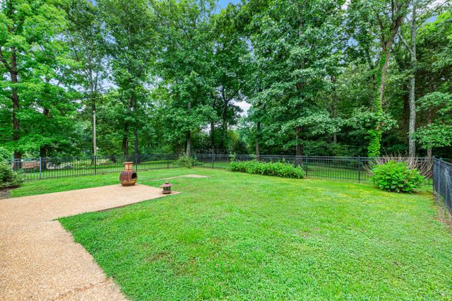 65 King Arthur Dr, Paris, TN 38242