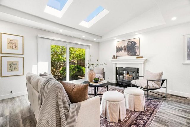 1055 View Way, Pacifica, CA 94044