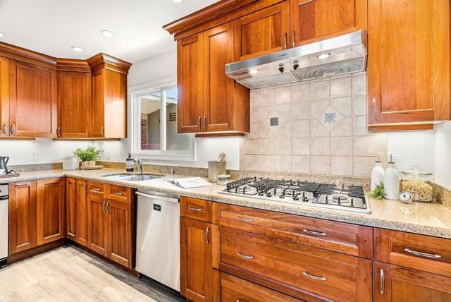 1055 View Way, Pacifica, CA 94044