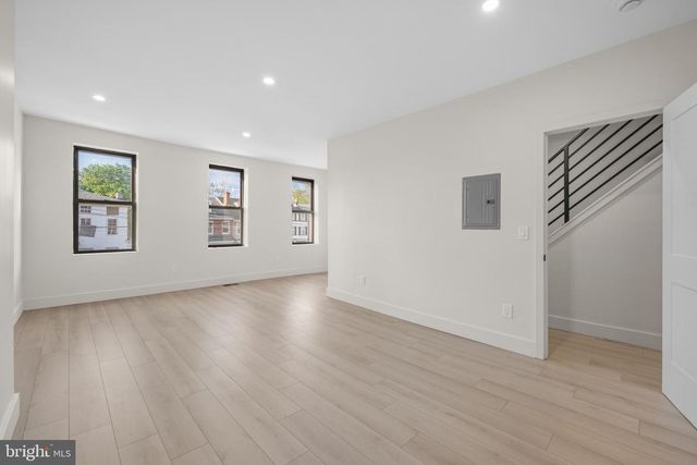 122 E BROAD ST, Burlington, NJ 08016