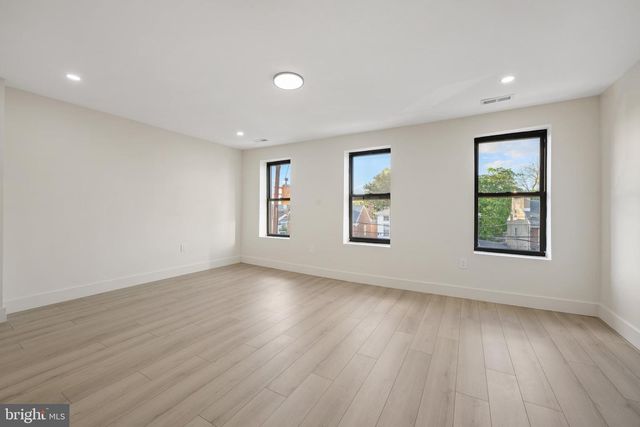 122 E BROAD ST, Burlington, NJ 08016