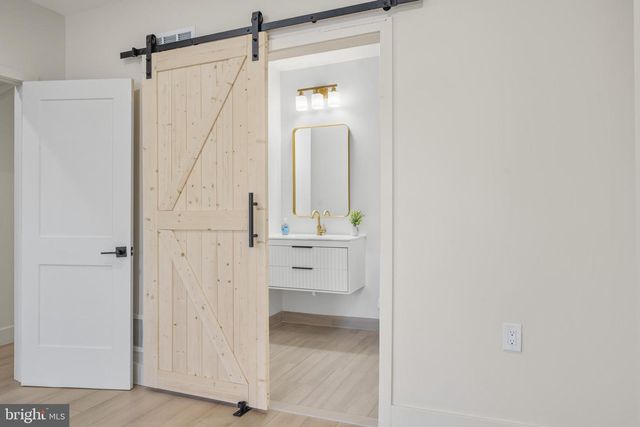 122 E BROAD ST, Burlington, NJ 08016