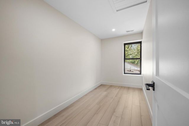 122 E BROAD ST, Burlington, NJ 08016