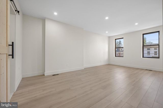 122 E BROAD ST, Burlington, NJ 08016