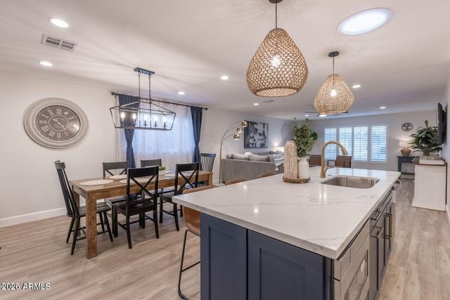 8330 E WELDON Avenue E, Scottsdale, AZ 85251