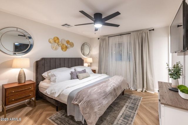 8330 E WELDON Avenue E, Scottsdale, AZ 85251