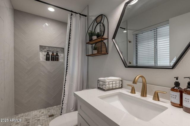 8330 E WELDON Avenue E, Scottsdale, AZ 85251