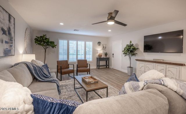 8330 E WELDON Avenue E, Scottsdale, AZ 85251