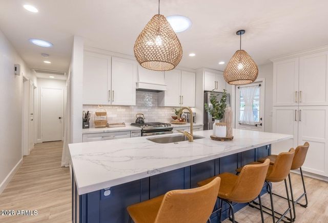 8330 E WELDON Avenue E, Scottsdale, AZ 85251