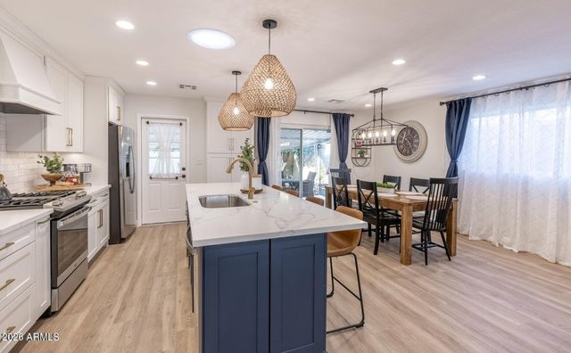8330 E WELDON Avenue E, Scottsdale, AZ 85251