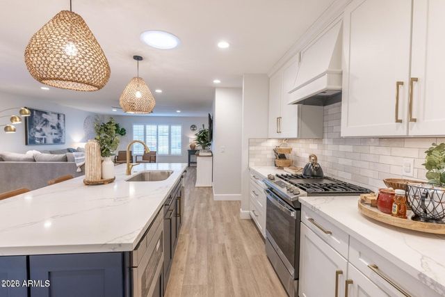 8330 E WELDON Avenue E, Scottsdale, AZ 85251