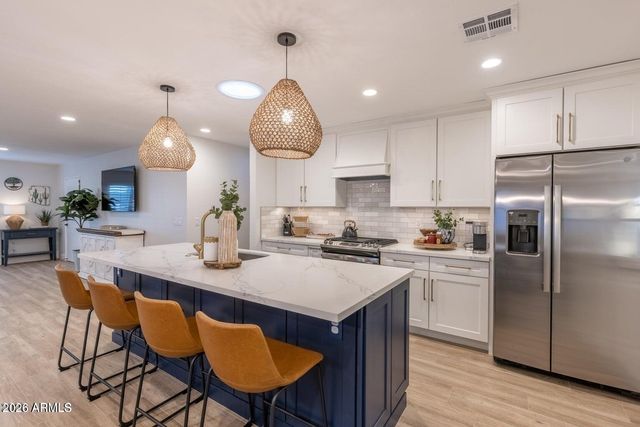 8330 E WELDON Avenue E, Scottsdale, AZ 85251