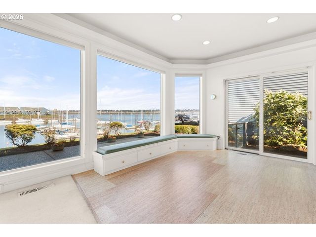 165 N LOTUS BEACH Dr, Portland, OR 97217
