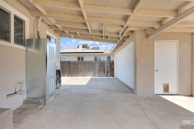 2605 Cleveland Way, Bakersfield, CA 93304