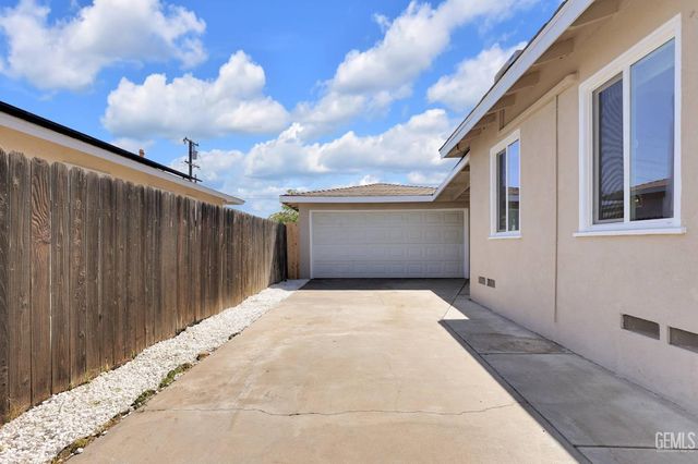 2605 Cleveland Way, Bakersfield, CA 93304