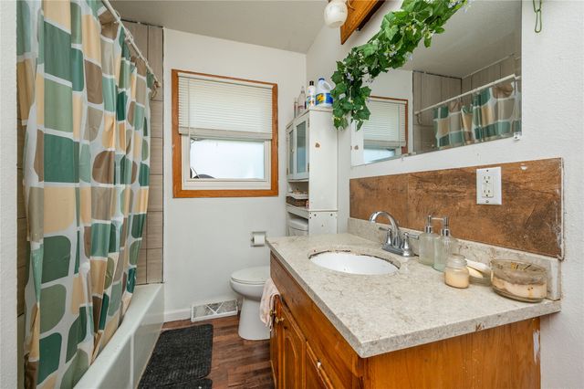 510 E Hughes Avenue, Des Moines, IA 50315