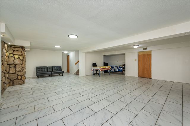 510 E Hughes Avenue, Des Moines, IA 50315