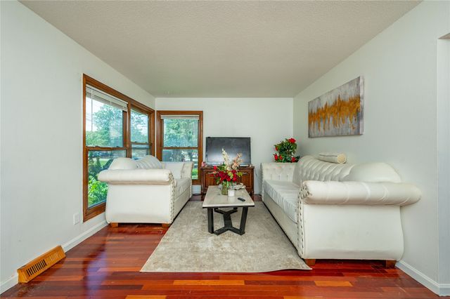 510 E Hughes Avenue, Des Moines, IA 50315