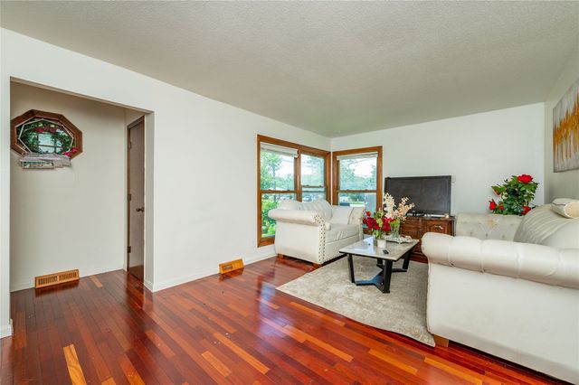 510 E Hughes Avenue, Des Moines, IA 50315