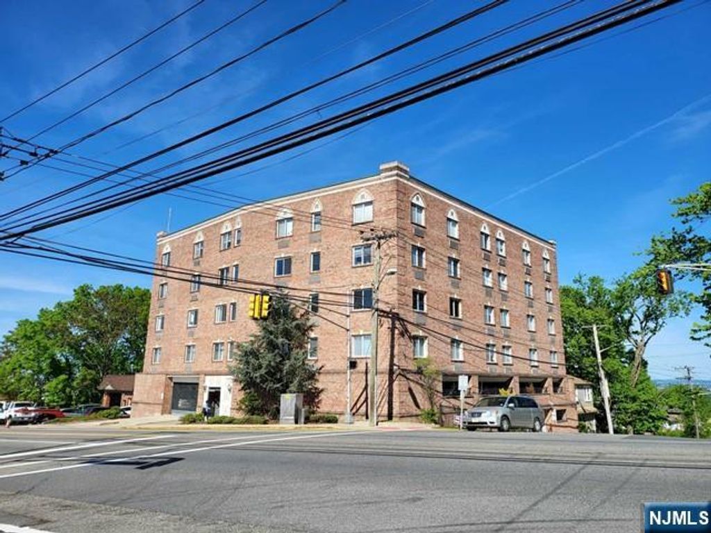 399 11th Street 301, Palisades Park, NJ 07650