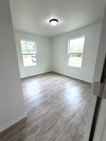 600 Scurlock Street, Grandview, TX 76050
