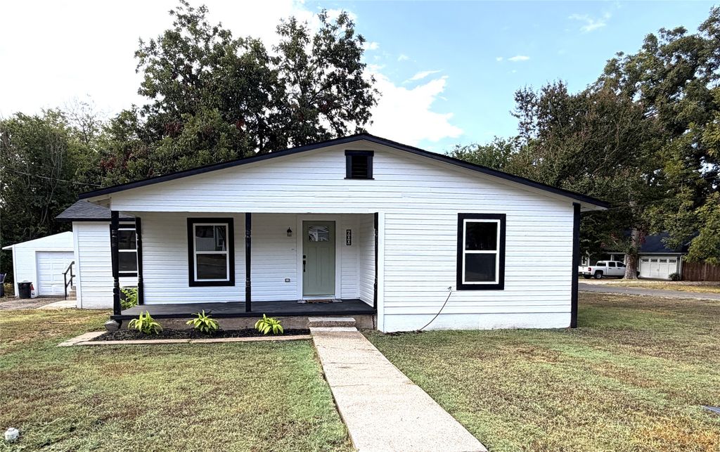 600 Scurlock Street, Grandview, TX 76050