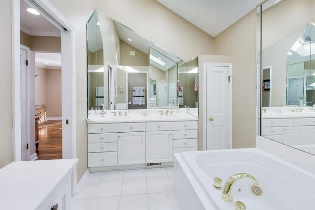 11 Wellington Court, Lincolnshire, IL 60069