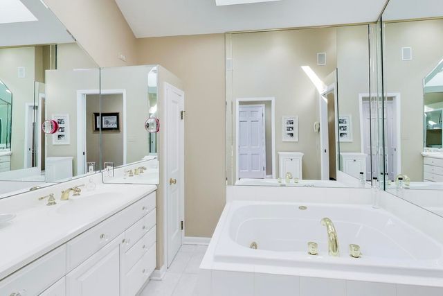 11 Wellington Court, Lincolnshire, IL 60069