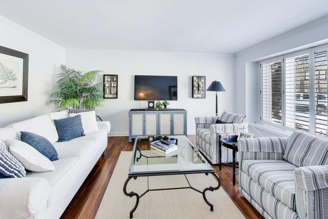 11 Wellington Court, Lincolnshire, IL 60069