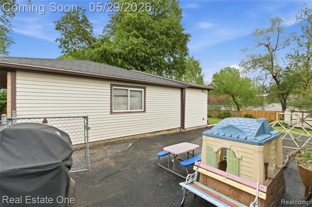733 S Webik Avenue, Clawson, MI 48017