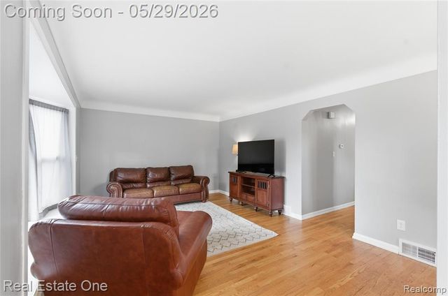 733 S Webik Avenue, Clawson, MI 48017