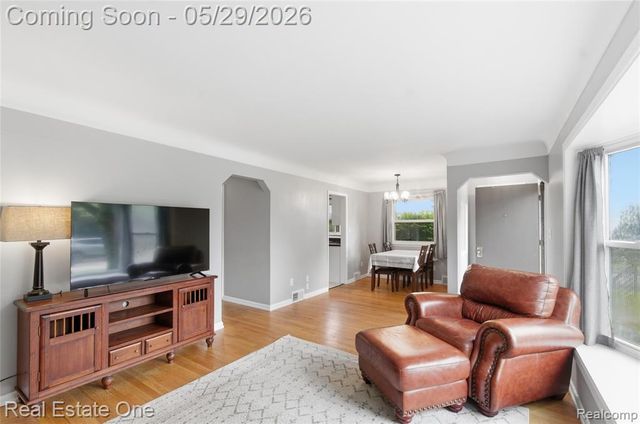 733 S Webik Avenue, Clawson, MI 48017
