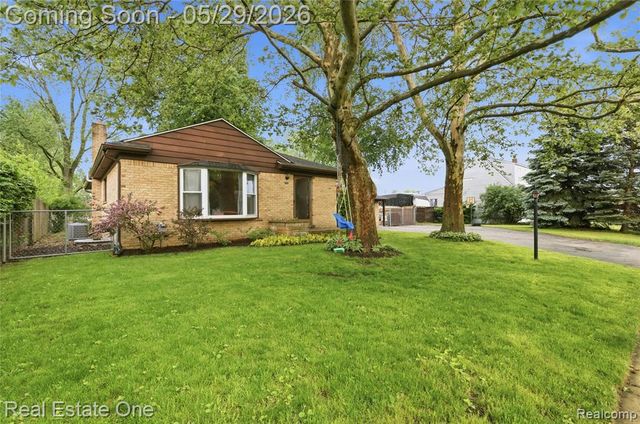 733 S Webik Avenue, Clawson, MI 48017