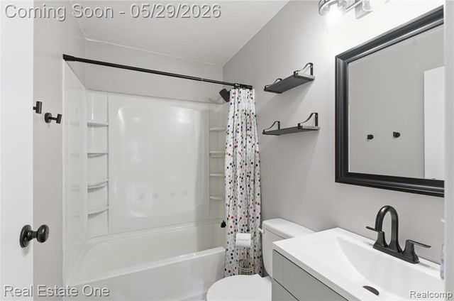 733 S Webik Avenue, Clawson, MI 48017