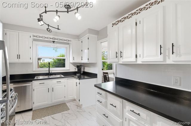 733 S Webik Avenue, Clawson, MI 48017