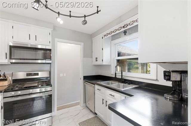 733 S Webik Avenue, Clawson, MI 48017