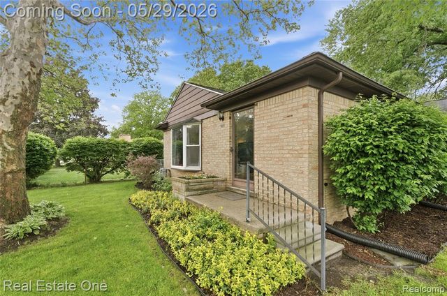 733 S Webik Avenue, Clawson, MI 48017