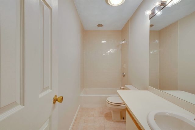 801 Sherwood Forest Ln 801, Saugus, MA 01906