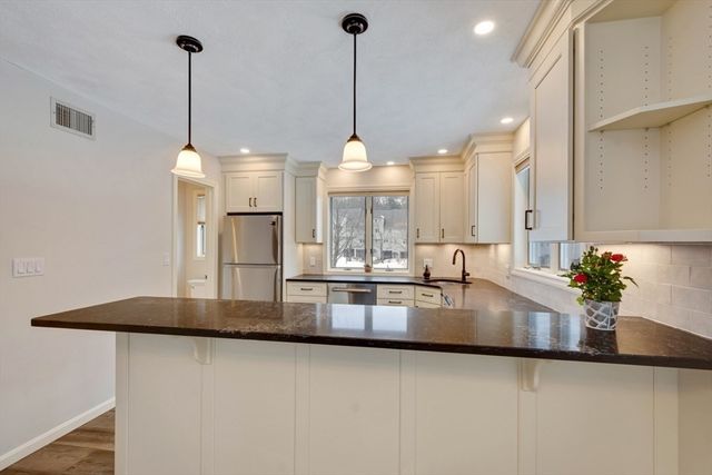 801 Sherwood Forest Ln 801, Saugus, MA 01906