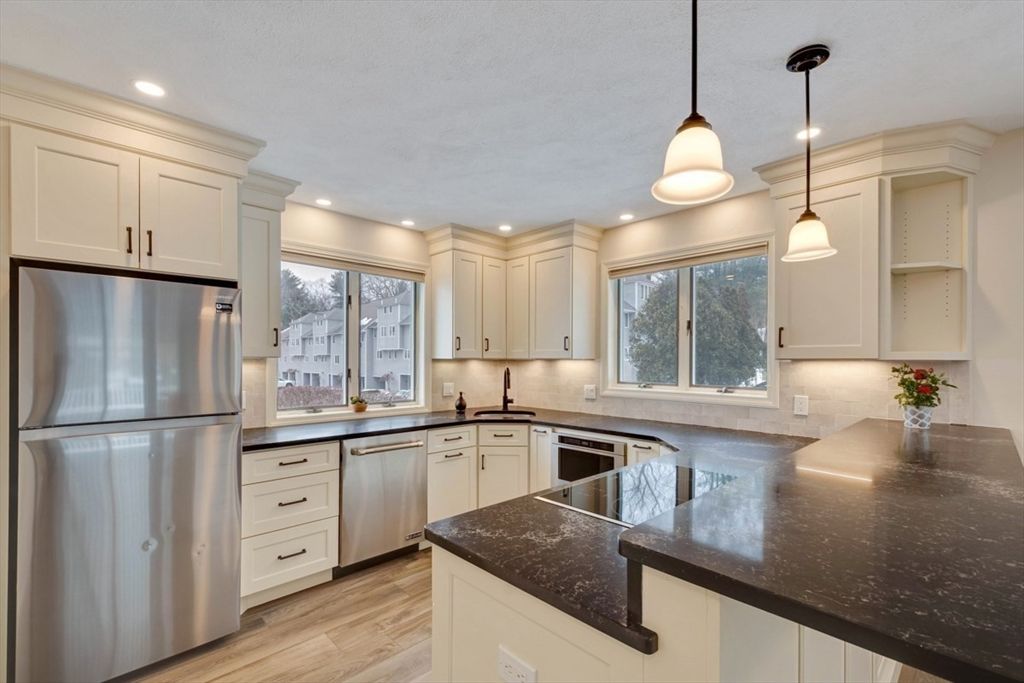 801 Sherwood Forest Ln 801, Saugus, MA 01906