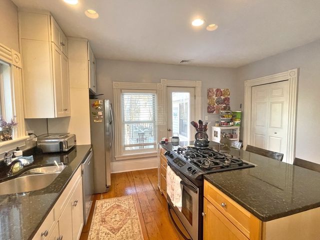 56 Saint James Cir 2, Newton, MA 02458