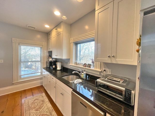 56 Saint James Cir 2, Newton, MA 02458