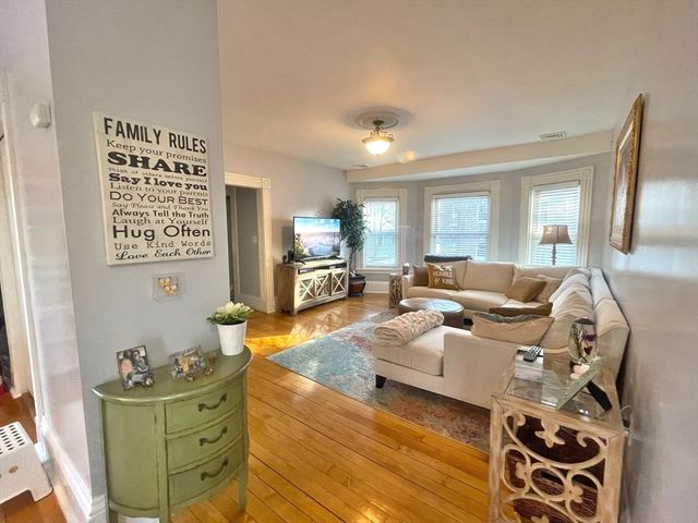 56 Saint James Cir 2, Newton, MA 02458