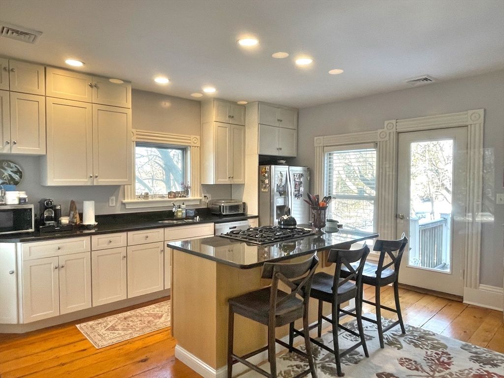 56 Saint James Cir 2, Newton, MA 02458