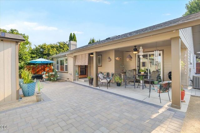 155 Country Hill Drive, Phoenix, OR 97535