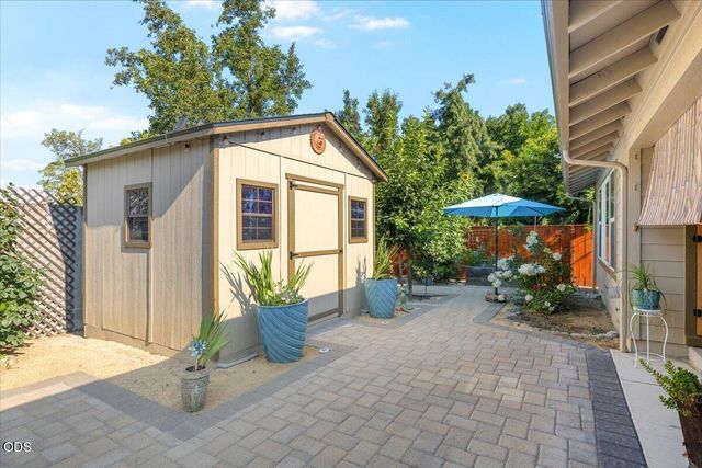 155 Country Hill Drive, Phoenix, OR 97535
