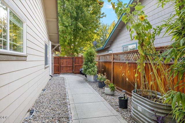 155 Country Hill Drive, Phoenix, OR 97535