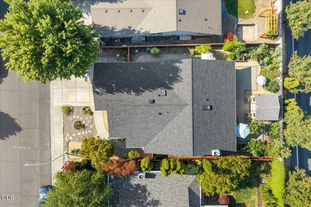 155 Country Hill Drive, Phoenix, OR 97535