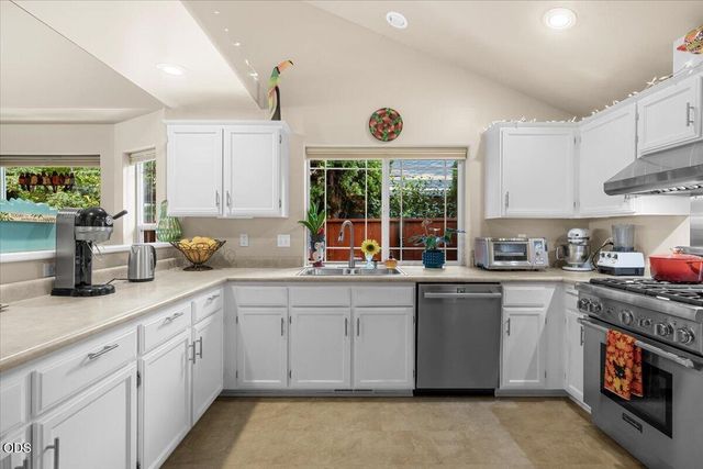 155 Country Hill Drive, Phoenix, OR 97535