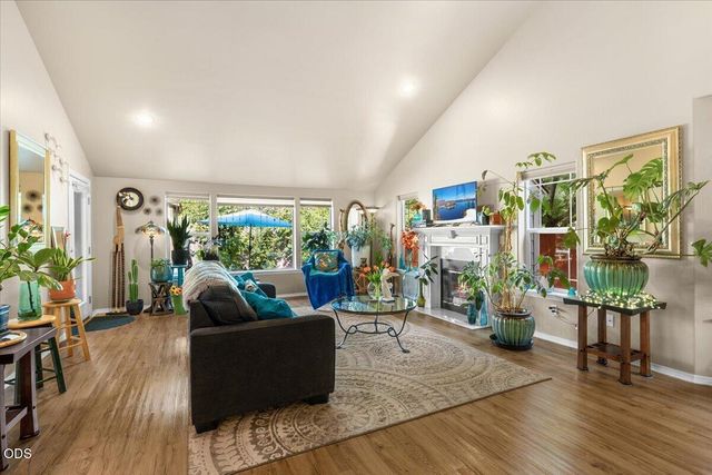 155 Country Hill Drive, Phoenix, OR 97535
